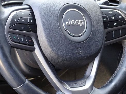 Used 2019 Jeep Cherokee Latitude Plus FWD image 16