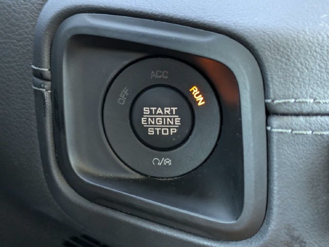 Used 2025 Jeep Wrangler Unlimited Sahara AWD/4WD image 31