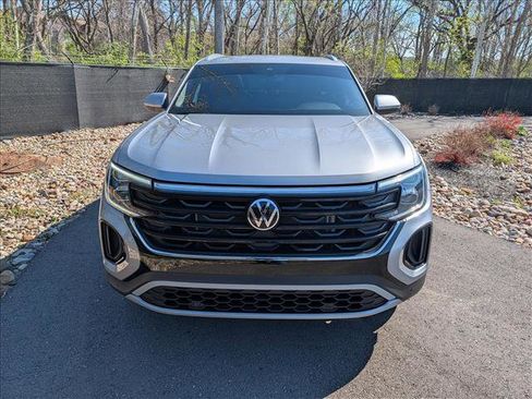 Certified 2025 Volkswagen Atlas Cross Sport SE w/ Panoramic Sunroof Package FWD image 8