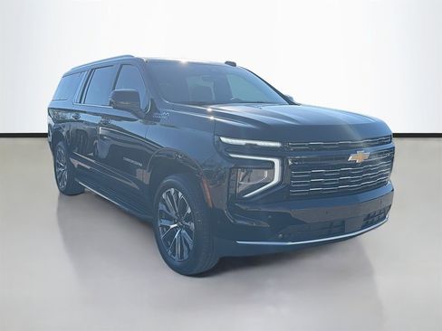 Used 2025 Chevrolet Suburban High Country image 2