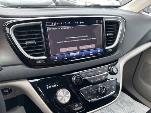 Used 2024 Chrysler Pacifica Touring-L image 16