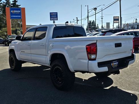 Used 2017 Toyota Tacoma TRD Sport w/ Tow Package (A/T) image 6