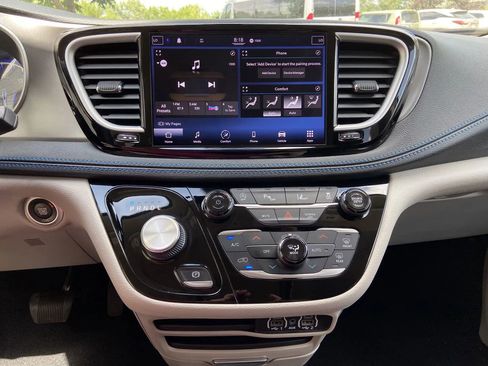 Used 2021 Chrysler Pacifica Touring image 18