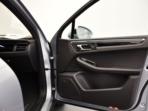 Certified 2026 Porsche Macan AWD/4WD image 47