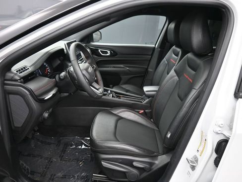 Used 2025 Jeep Compass Trailhawk AWD/4WD image 18