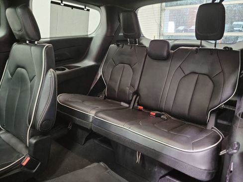 Used 2025 Chrysler Pacifica Limited image 23