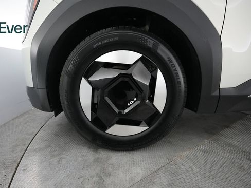 Used 2024 Kia EV9 Light Long Range RWD image 19