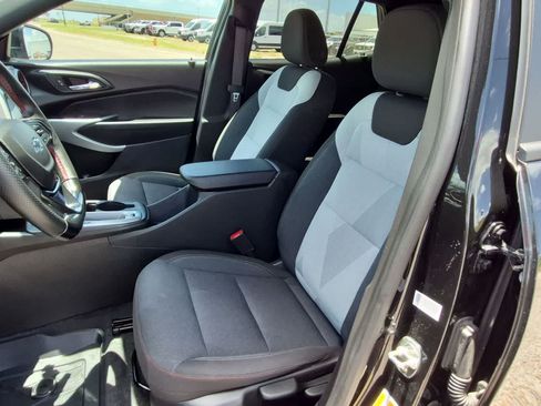 Used 2025 Chevrolet Trax RS FWD image 17