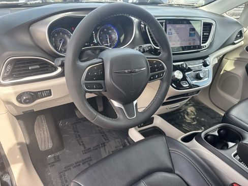 Used 2024 Chrysler Pacifica Touring-L FWD image 19