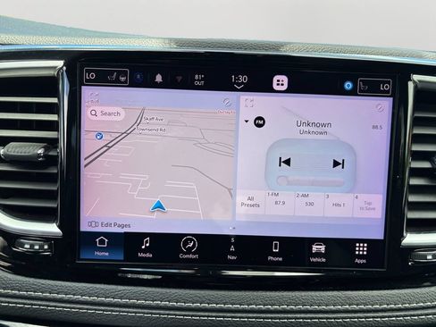 Used 2023 Chrysler Pacifica Limited w/ Uconnect Theater Family Group FWD image 18