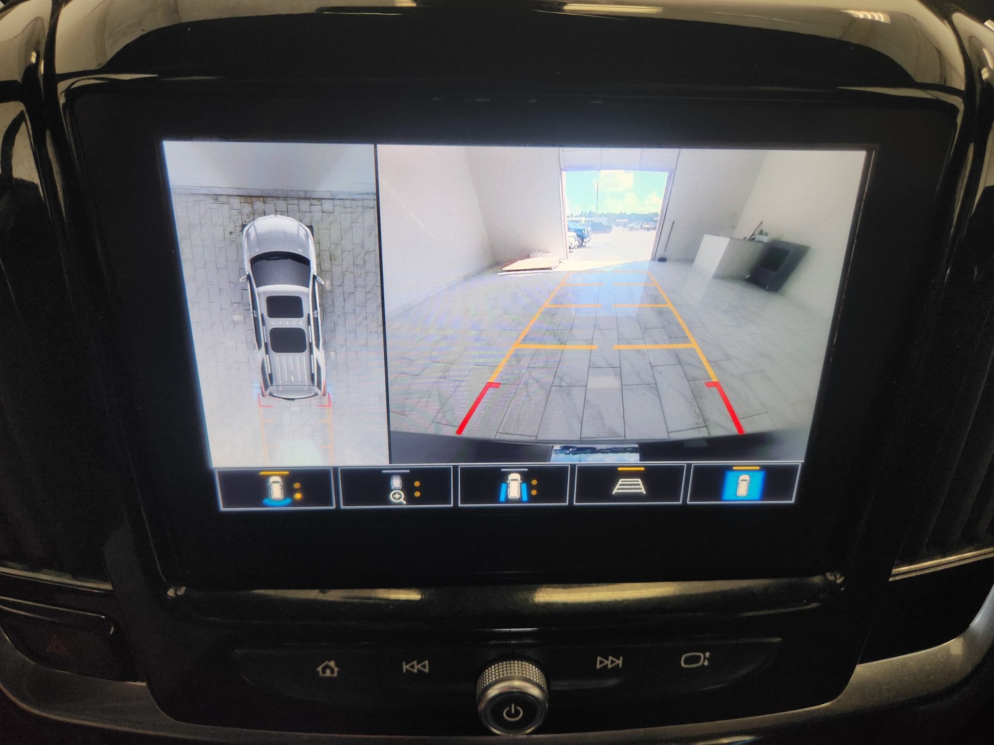 Used 2024 Chevrolet Traverse RS FWD image 16