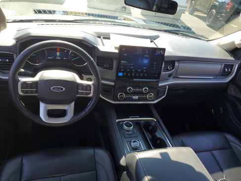 Used 2023 Ford Expedition Max XLT image 12