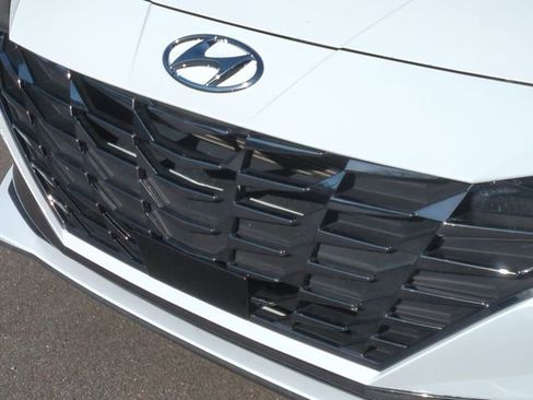 Used 2023 Hyundai Elantra Limited image 36