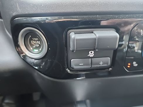 Used 2023 Chevrolet Silverado 1500 LTZ AWD/4WD image 25