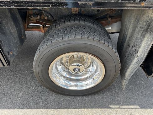 Used 2016 Ford F550 2WD Regular Cab Super Duty image 2