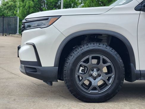 Used 2025 Honda Pilot TrailSport image 8