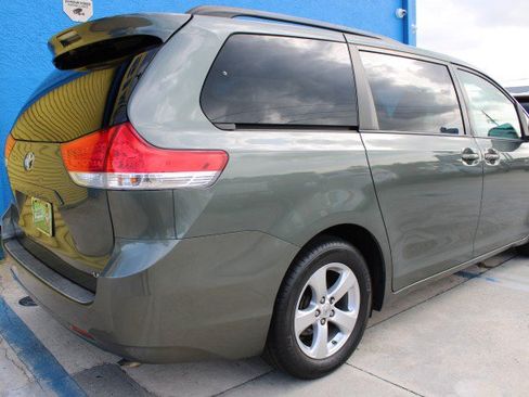 Used 2014 Toyota Sienna LE FWD image 4