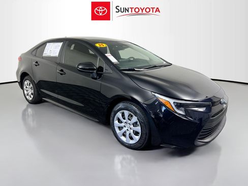 Used 2025 Toyota Corolla LE FWD image 1