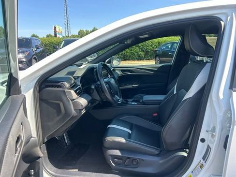 Used 2025 Toyota Camry SE FWD image 13