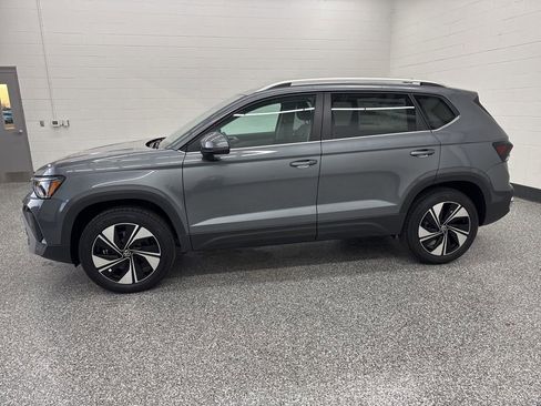 New 2026 Volkswagen Taos SE AWD/4WD image 2