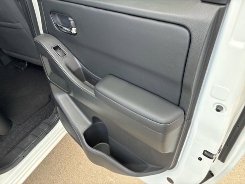 Used 2025 Nissan Frontier SV w/ SV Convenience Package image 23