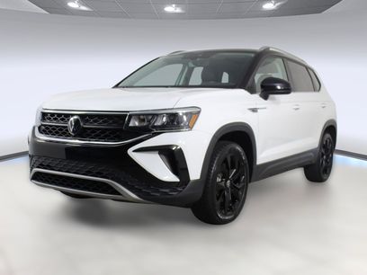 Used 2024 Volkswagen Taos SE w/ Panoramic Sunroof Package