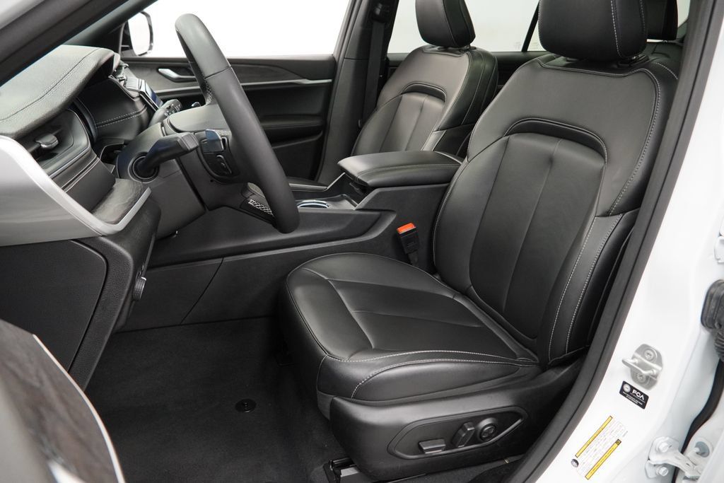 Certified 2025 Jeep Grand Cherokee L Limited AWD/4WD image 3