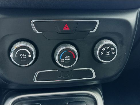 Used 2018 Jeep Compass Latitude image 11