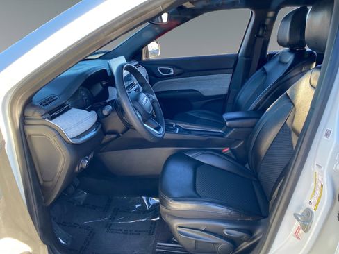 Used 2023 Jeep Compass Latitude image 9