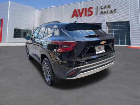 Used 2025 Chevrolet Trax LT w/ LT Convenience Package FWD image 9