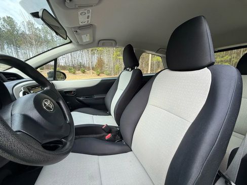 Used 2012 Toyota Yaris L image 8