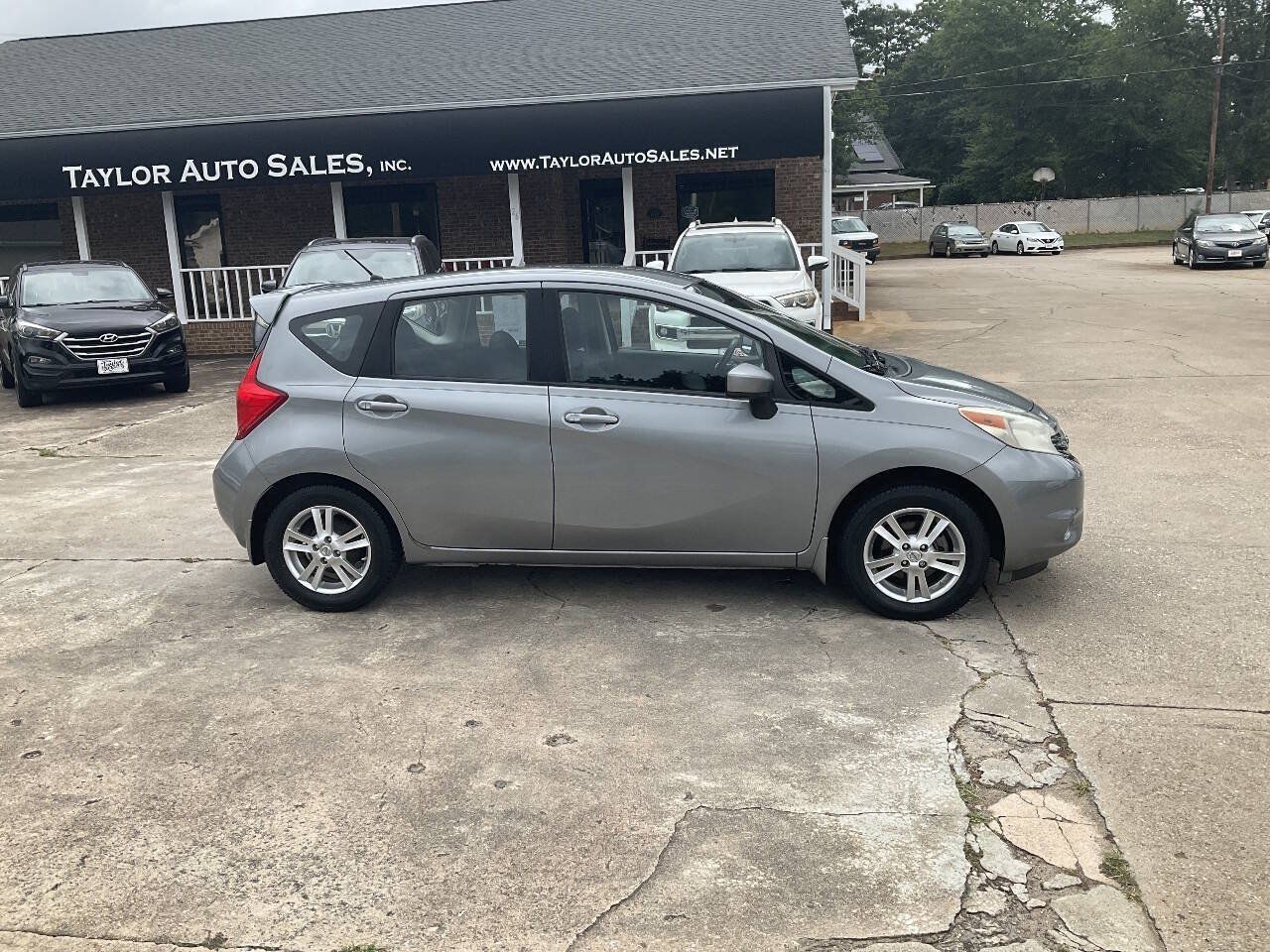 Used 2015 Nissan Versa Note SV w/ Sport Value Package FWD image 2