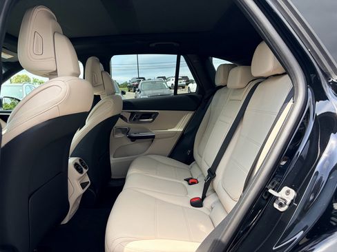 Used 2025 Mercedes-Benz GLC 300 4MATIC image 7