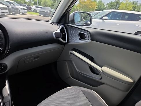 Certified 2025 Kia Soul LX w/ LX Technology Package FWD image 9