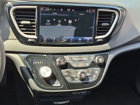 Used 2025 Chrysler Pacifica Select FWD image 19