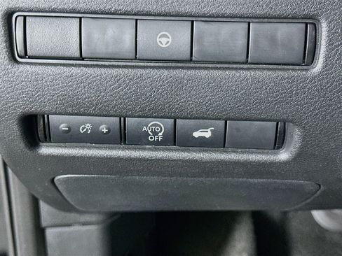 Used 2025 Nissan Rogue SV FWD image 17