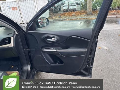 Used 2017 Jeep Cherokee Limited image 24