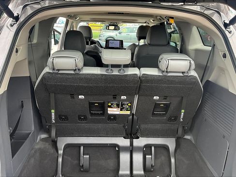 Used 2023 Toyota Sienna XLE image 19