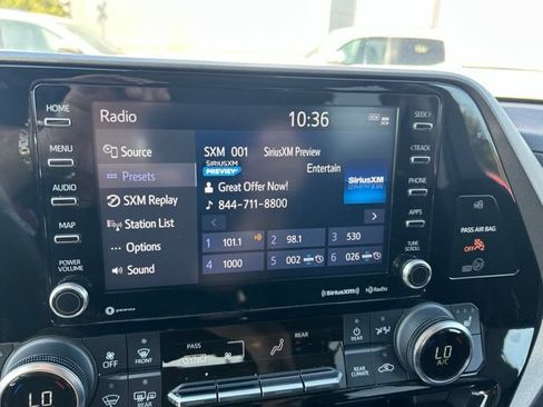 Used 2022 Toyota Highlander XLE AWD/4WD image 16