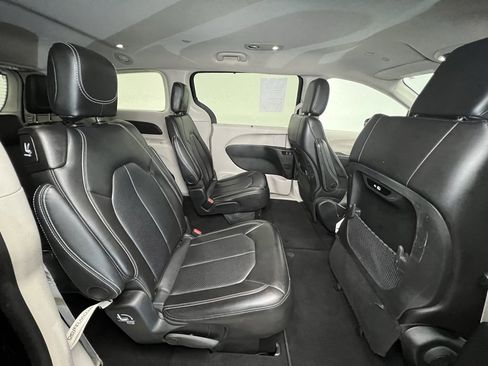 Used 2024 Chrysler Pacifica Touring-L image 10