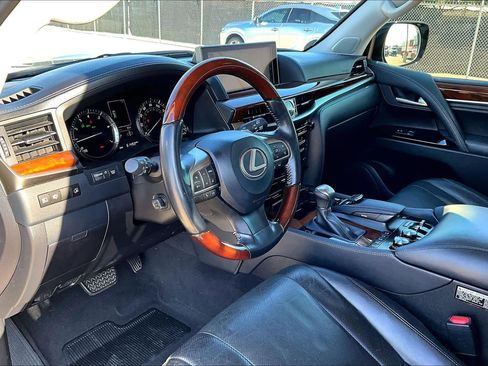 Used 2020 Lexus LX 570 4WD w/ Luxury Package image 17
