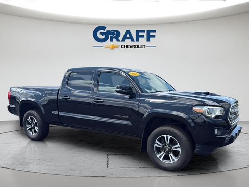 Used 2017 Toyota Tacoma TRD Sport AWD/4WD image 10