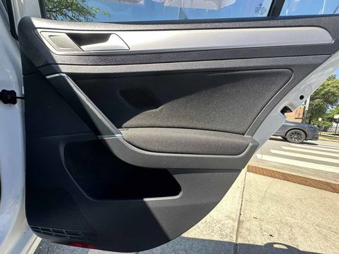 Used 2016 Volkswagen e-Golf SE FWD image 30