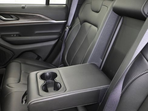 Used 2025 Jeep Grand Cherokee Limited w/ Luxury Tech Group II image 46