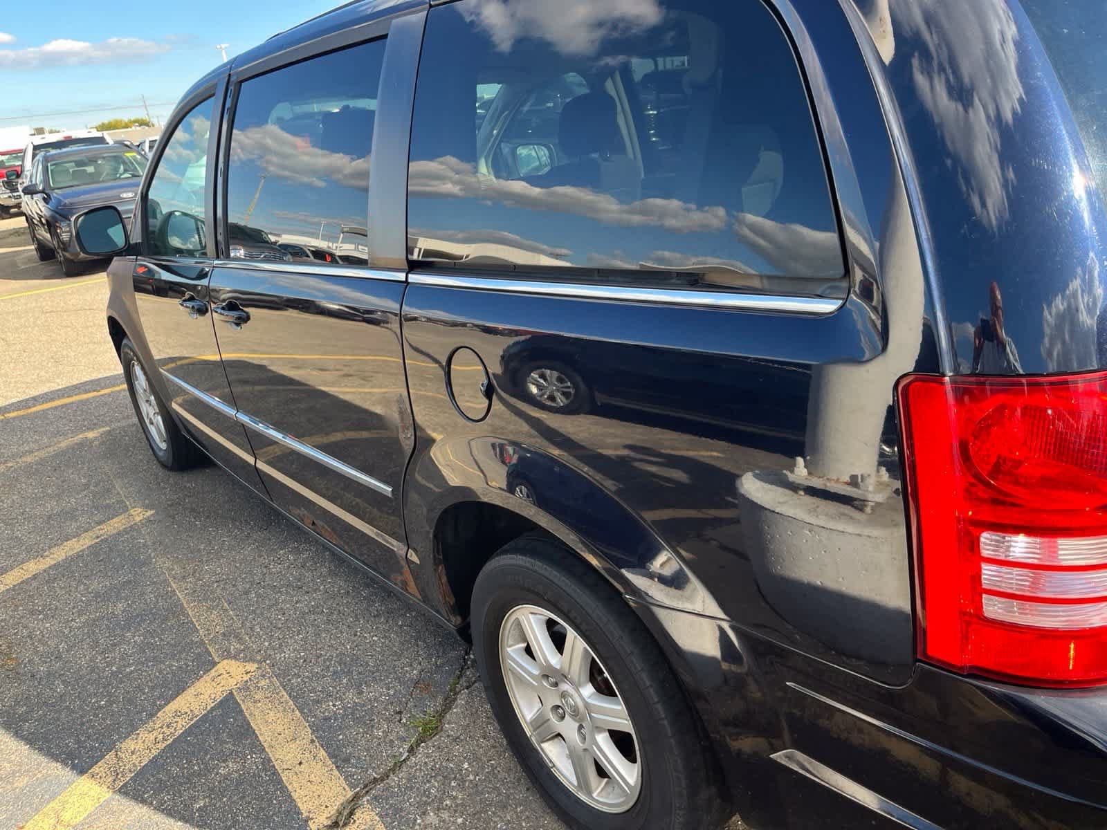 Used 2010 Chrysler Town & Country Touring w/ Entertainment Group #2 FWD image 11