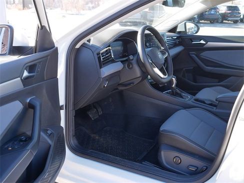 Certified 2025 Volkswagen Jetta SE image 12