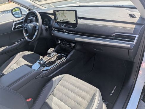 Used 2025 Mitsubishi Outlander SE FWD image 40