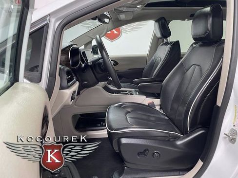 Used 2023 Chrysler Pacifica Limited FWD image 11