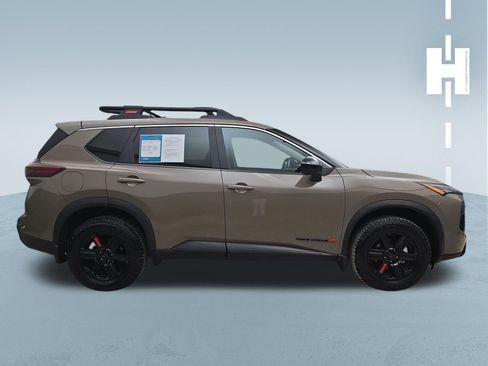 Used 2025 Nissan Rogue SV AWD/4WD image 3