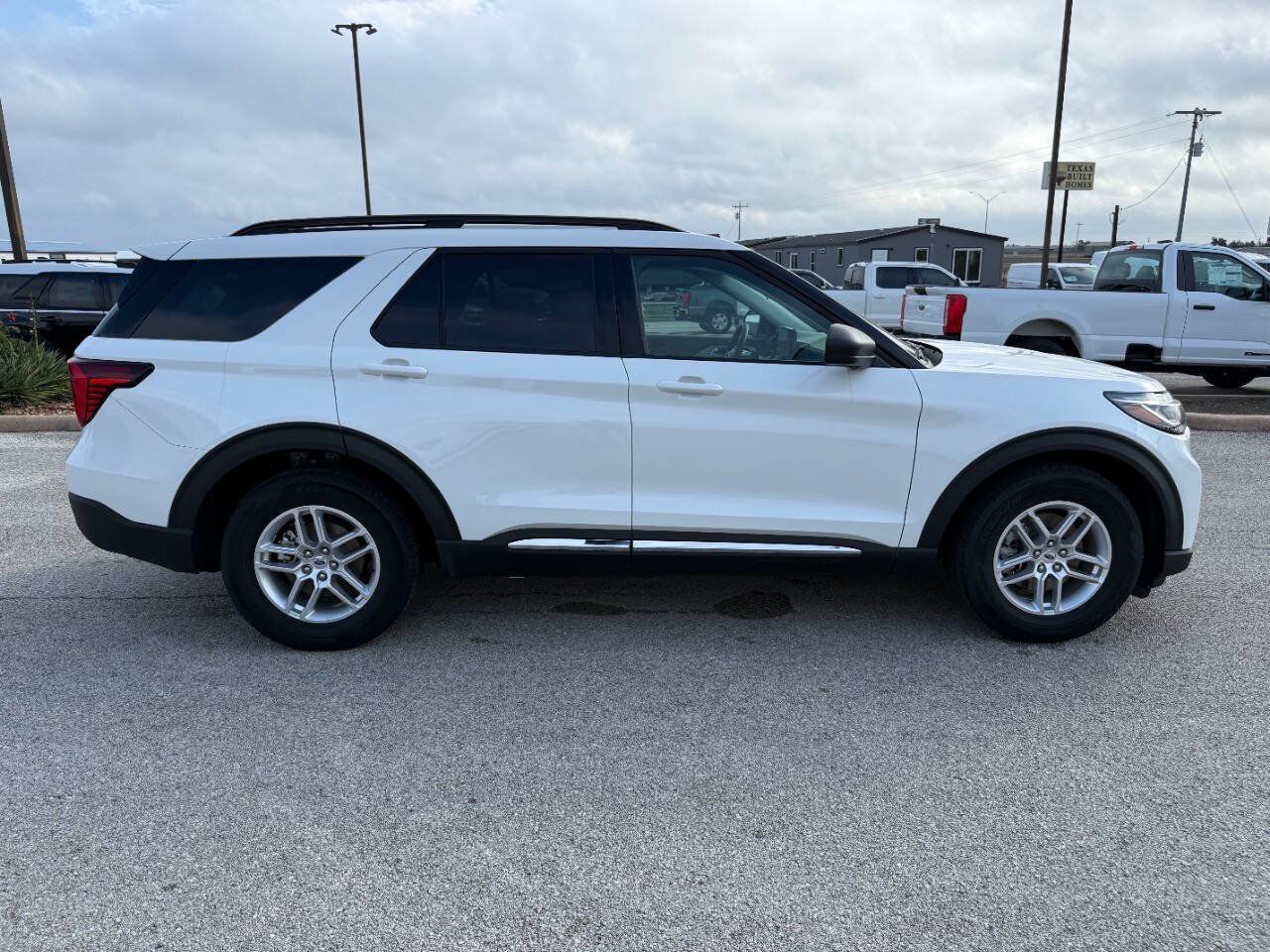 Used 2025 Ford Explorer Active w/ Active Comfort Package RWD image 6